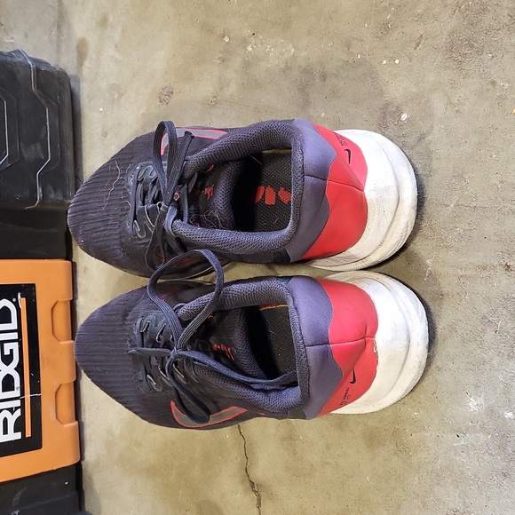 Nike Air Winflo 9 Black and Red Running Shoes - Picture 4 of 5